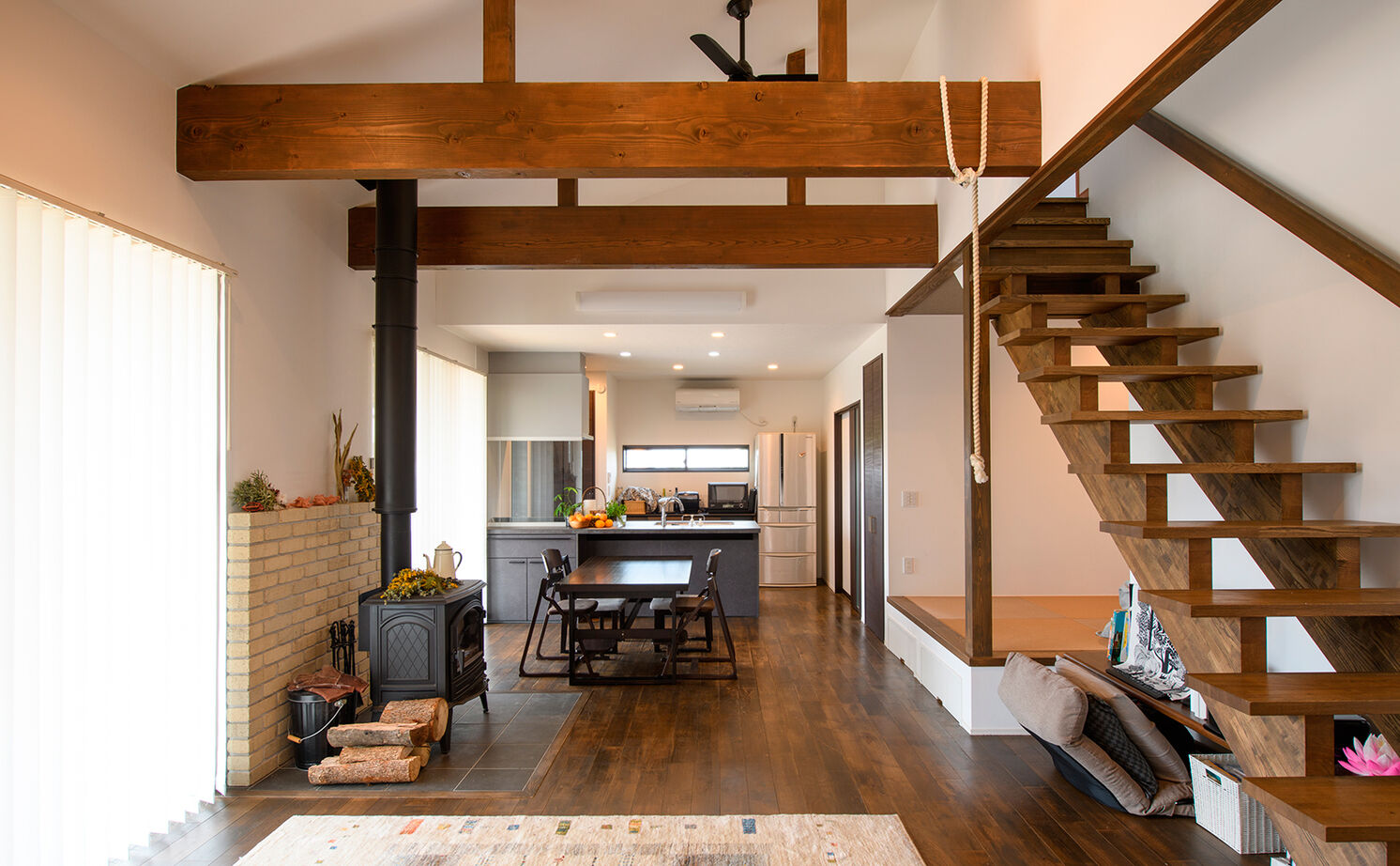 大政建築 【稲沢市｜30坪台の２階建て】薪ストーブのあるLDKはロッジのよう。スローな時間を楽しむ和モダンな家の建築実例画像2