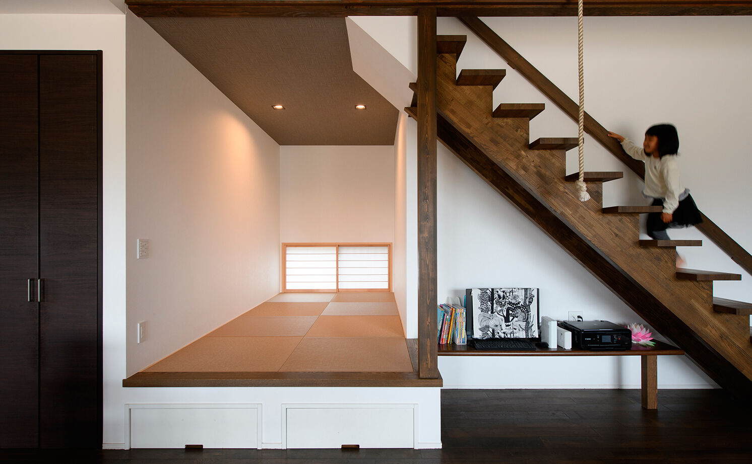 大政建築 【稲沢市｜30坪台の２階建て】薪ストーブのあるLDKはロッジのよう。スローな時間を楽しむ和モダンな家の建築実例画像3