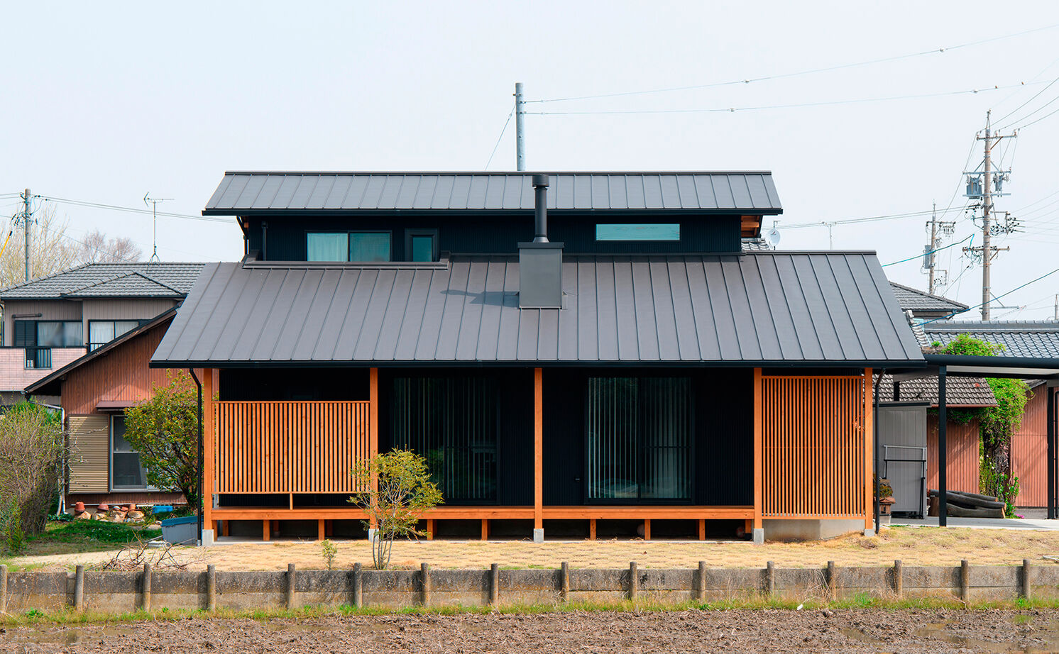 大政建築 【稲沢市｜30坪台の２階建て】薪ストーブのあるLDKはロッジのよう。スローな時間を楽しむ和モダンな家の建築実例画像4