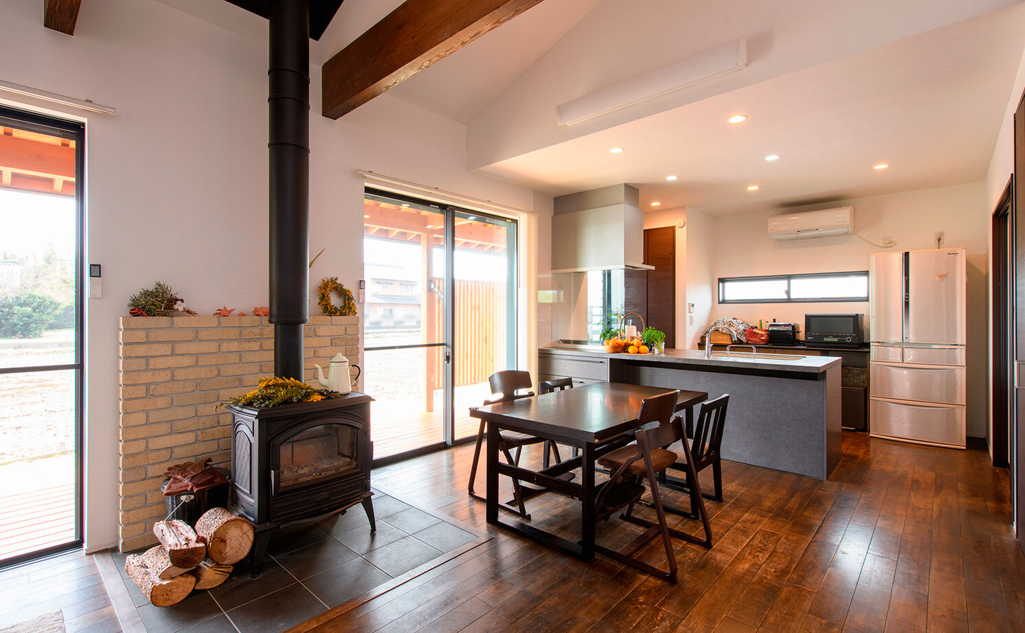 大政建築 【稲沢市｜30坪台の２階建て】薪ストーブのあるLDKはロッジのよう。スローな時間を楽しむ和モダンな家の建築実例画像5