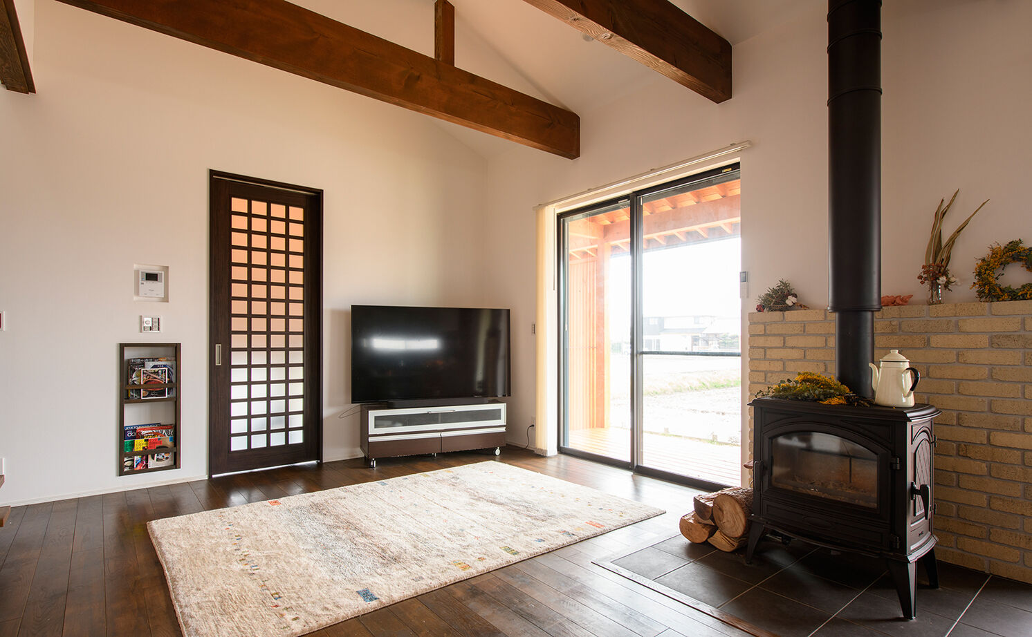 大政建築 【稲沢市｜30坪台の２階建て】薪ストーブのあるLDKはロッジのよう。スローな時間を楽しむ和モダンな家の建築実例画像6