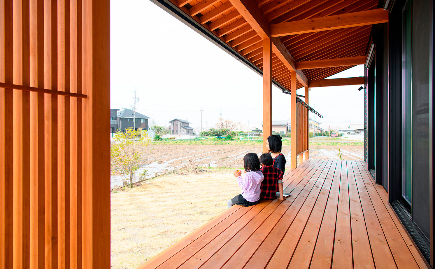 大政建築 【稲沢市｜30坪台の２階建て】薪ストーブのあるLDKはロッジのよう。スローな時間を楽しむ和モダンな家の建築実例画像8
