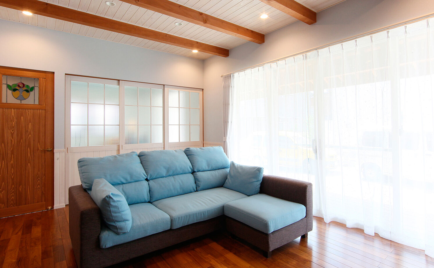 大政建築 【関市｜カリフォルニア・西海岸】無垢の木をふんだんに使ったマリンブルーのアメリカンハウスの建築実例画像2