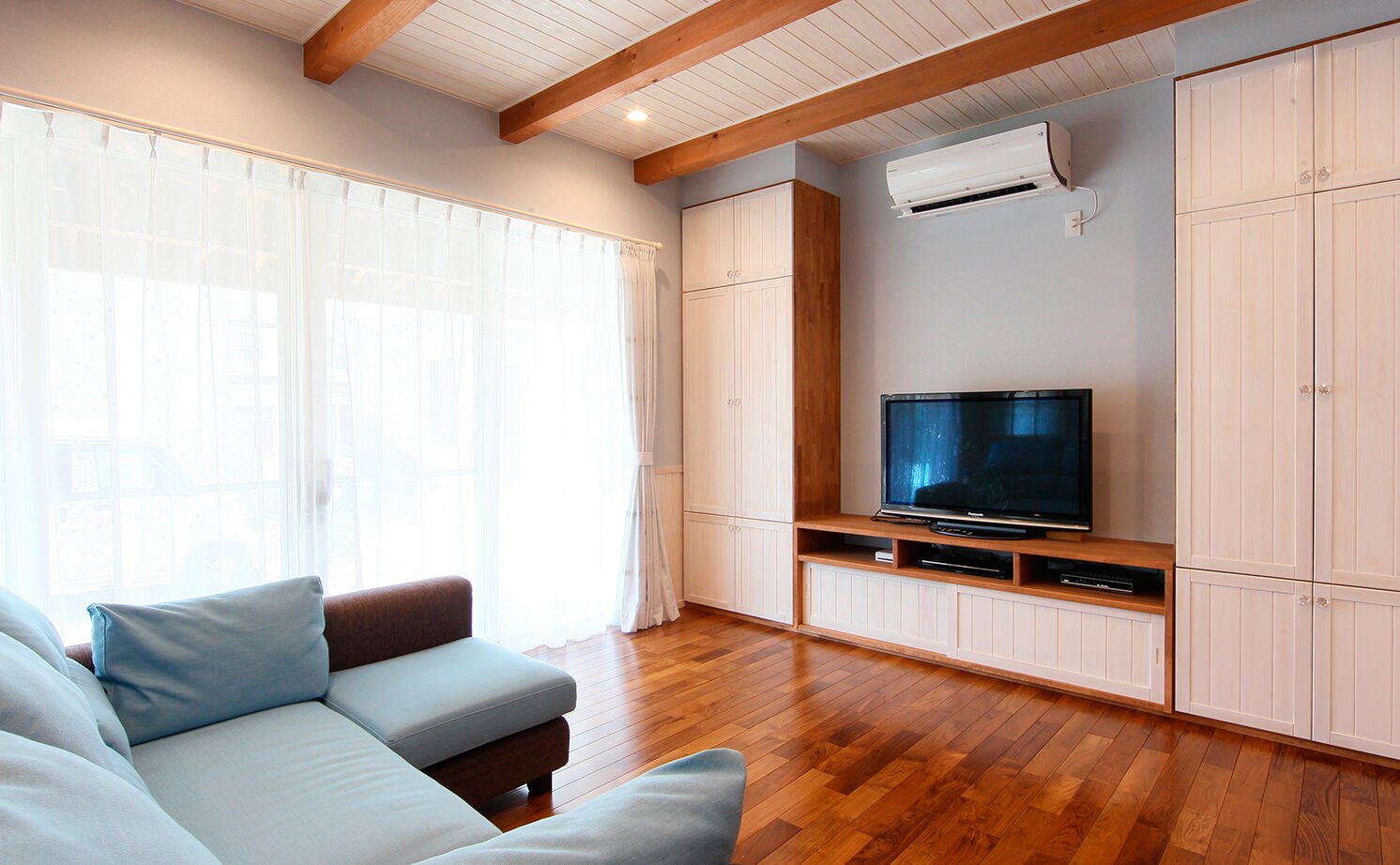 大政建築 【関市｜カリフォルニア・西海岸】無垢の木をふんだんに使ったマリンブルーのアメリカンハウスの建築実例画像5