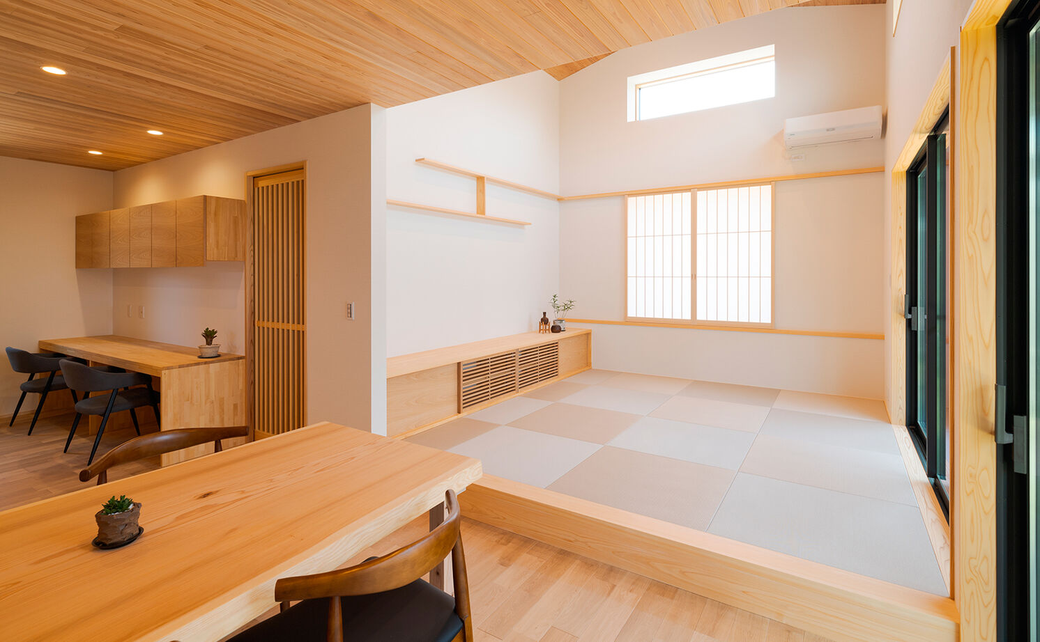 大政建築 【各務原市｜30坪台の２階建て】高天井の畳リビングが癒しの場所。子育て間取りの和モダンな家の建築実例画像1