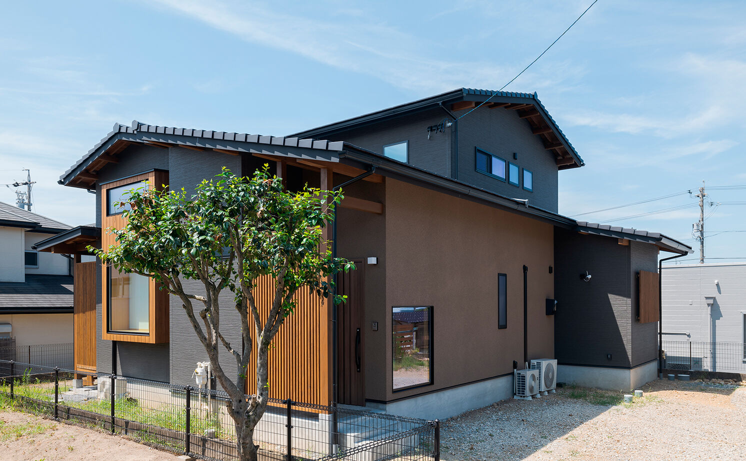 大政建築 【各務原市｜30坪台の２階建て】高天井の畳リビングが癒しの場所。子育て間取りの和モダンな家の建築実例画像2