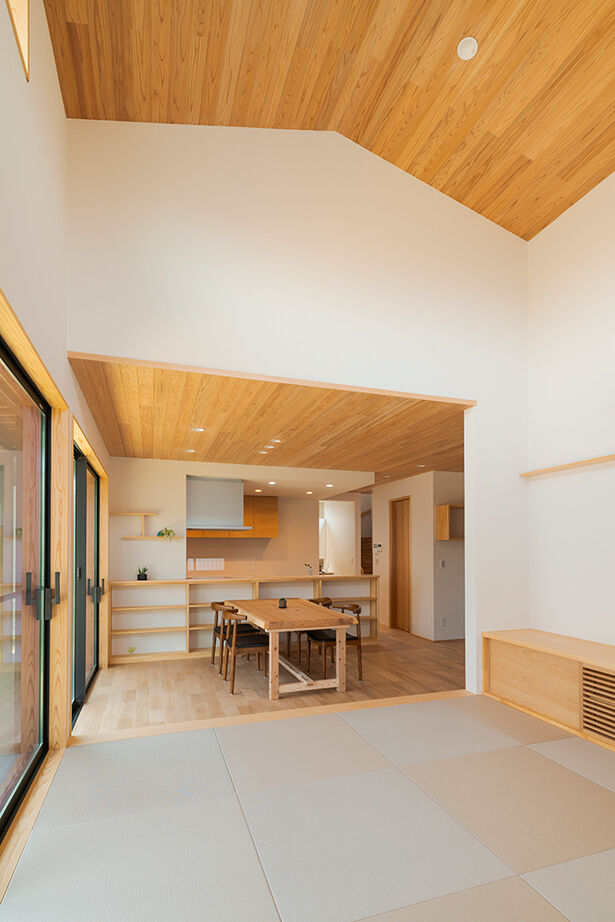 大政建築 【各務原市｜30坪台の２階建て】高天井の畳リビングが癒しの場所。子育て間取りの和モダンな家の建築実例画像6
