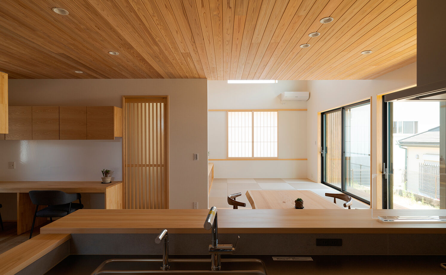大政建築 【各務原市｜30坪台の２階建て】高天井の畳リビングが癒しの場所。子育て間取りの和モダンな家の建築実例画像8