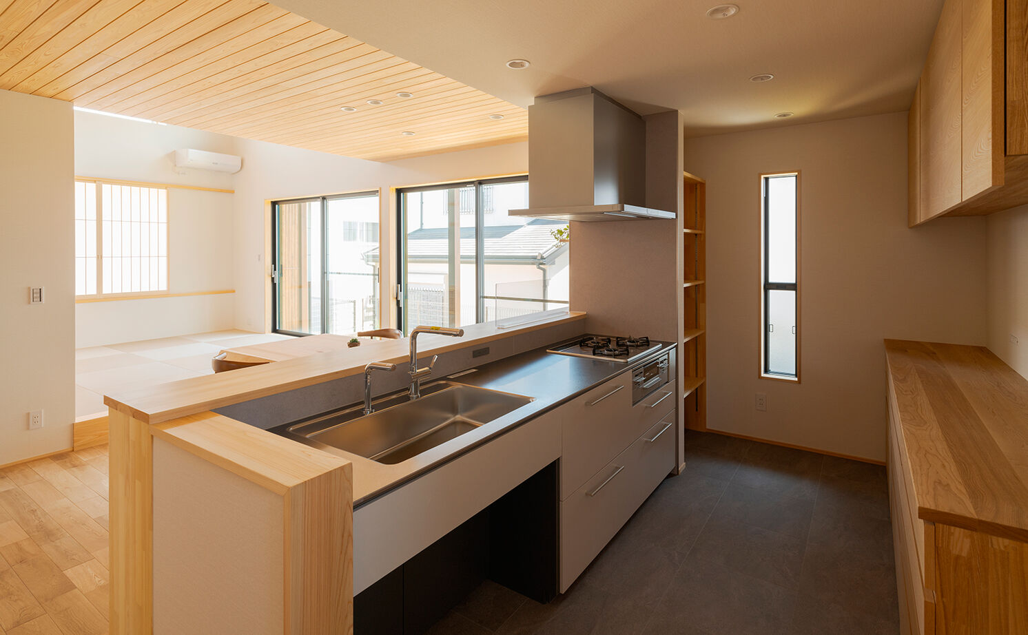 大政建築 【各務原市｜30坪台の２階建て】高天井の畳リビングが癒しの場所。子育て間取りの和モダンな家の建築実例画像9