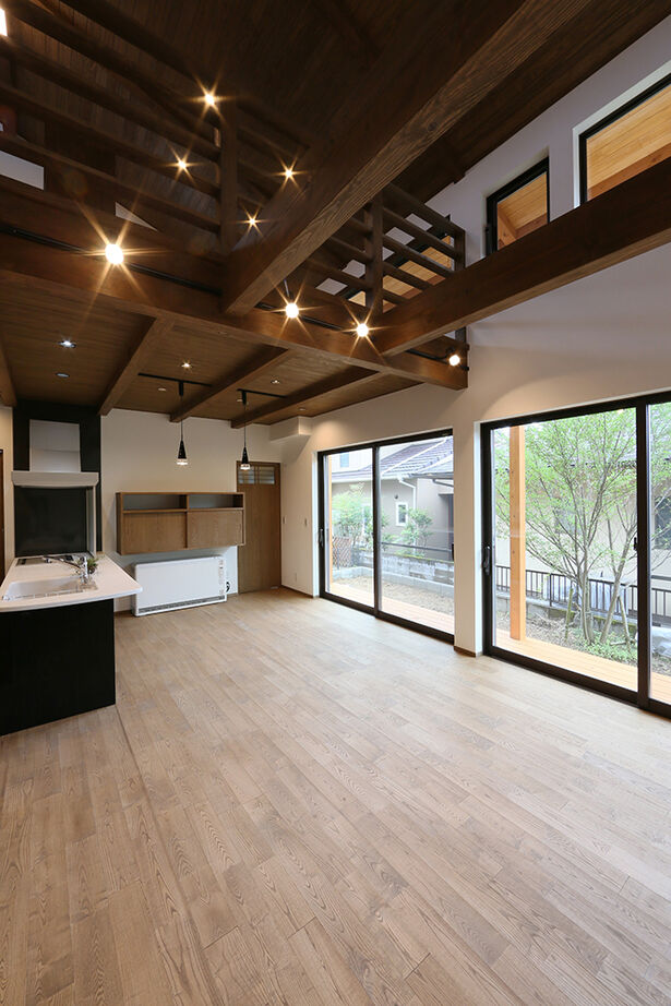 大政建築 【関市｜2人暮らし】吹抜けでつながる平屋風の２階建て。リゾートライクな住み心地に癒される日々の建築実例画像1