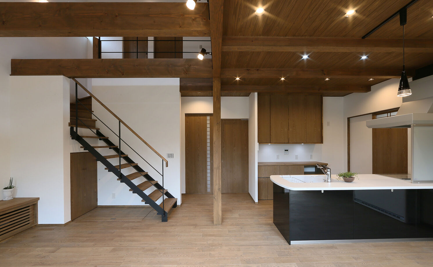 大政建築 【関市｜2人暮らし】吹抜けでつながる平屋風の２階建て。リゾートライクな住み心地に癒される日々の建築実例画像3