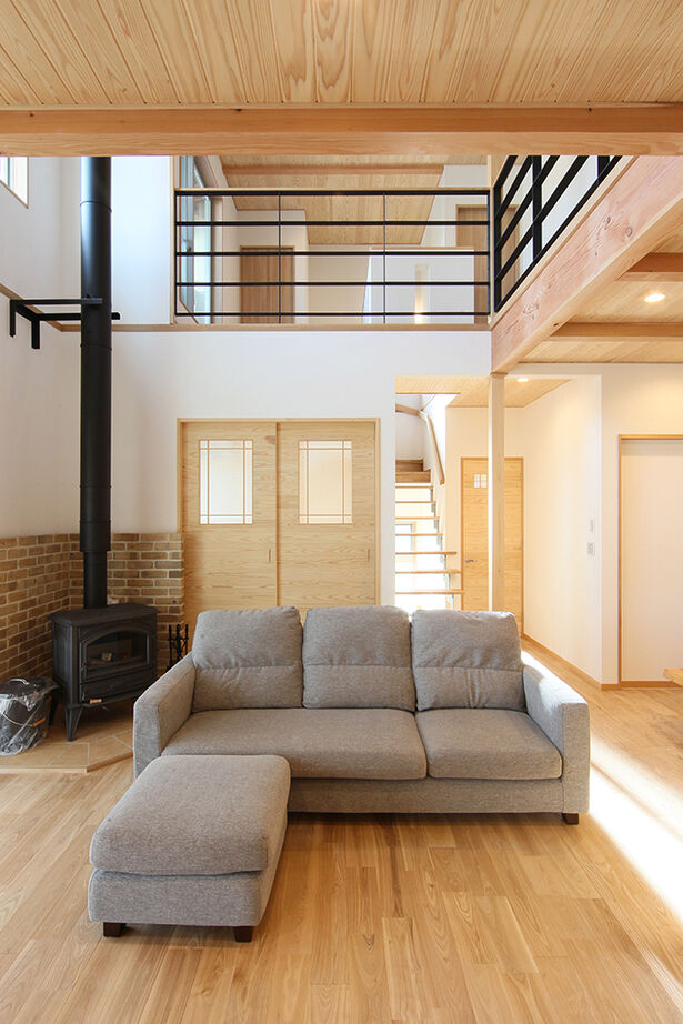 大政建築 【大垣市｜薪ストーブ×吹抜けリビング】無垢の木の肌触りに癒される、家族がのんびりと過ごせる家の建築実例画像1