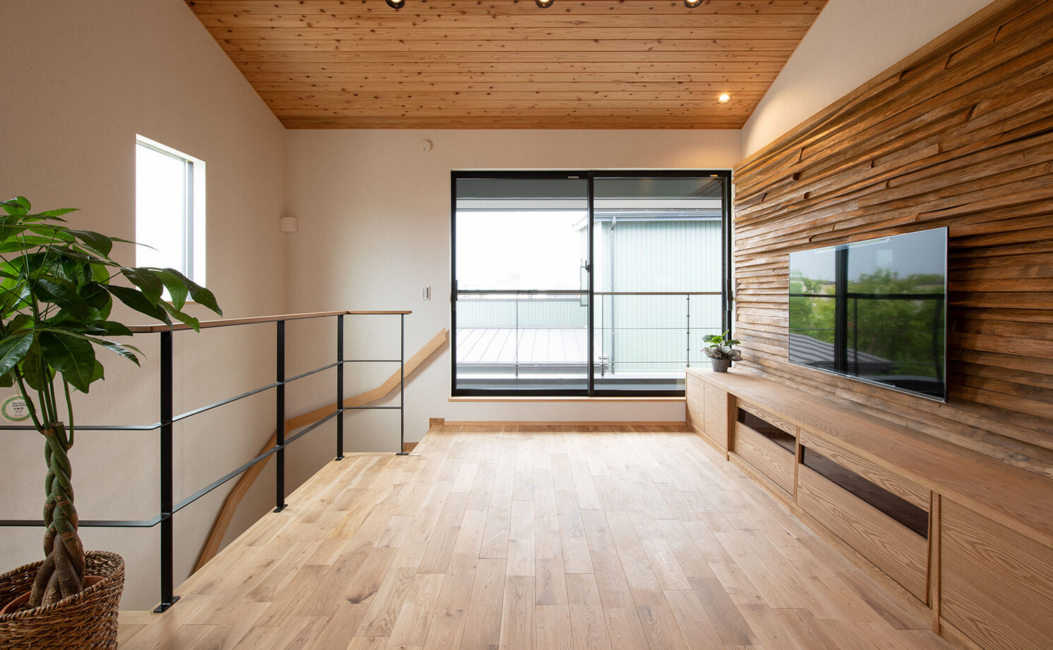 大政建築 【岐阜市｜店舗併用×２階リビング】ヘアサロンもウッディな雰囲気。木の使い方がかっこいい店舗併用住宅の建築実例画像2