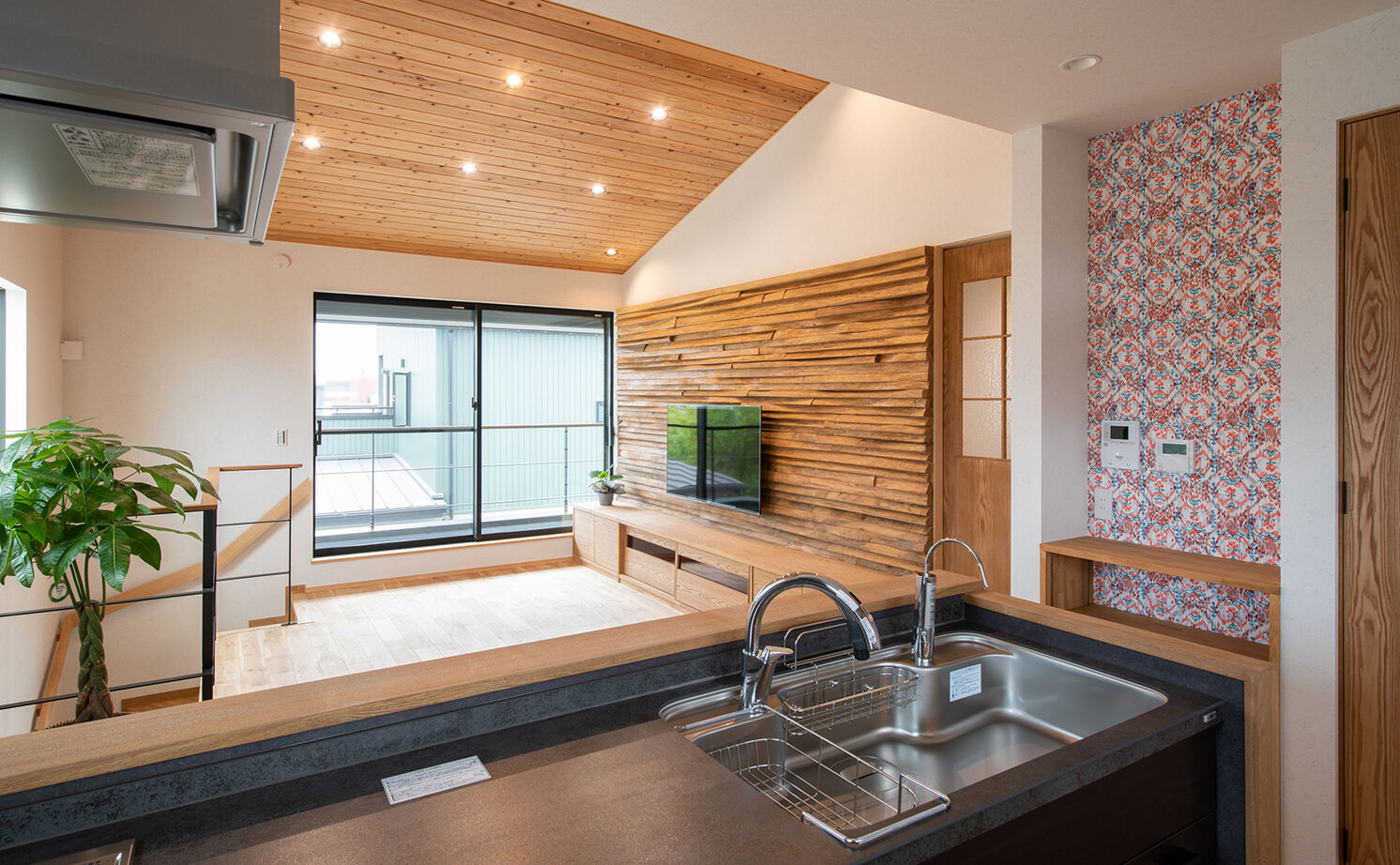 大政建築 【岐阜市｜店舗併用×２階リビング】ヘアサロンもウッディな雰囲気。木の使い方がかっこいい店舗併用住宅の建築実例画像3