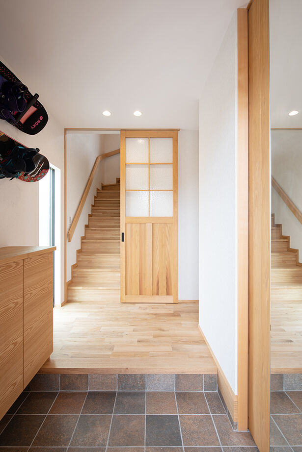 大政建築 【岐阜市｜店舗併用×２階リビング】ヘアサロンもウッディな雰囲気。木の使い方がかっこいい店舗併用住宅の建築実例画像4