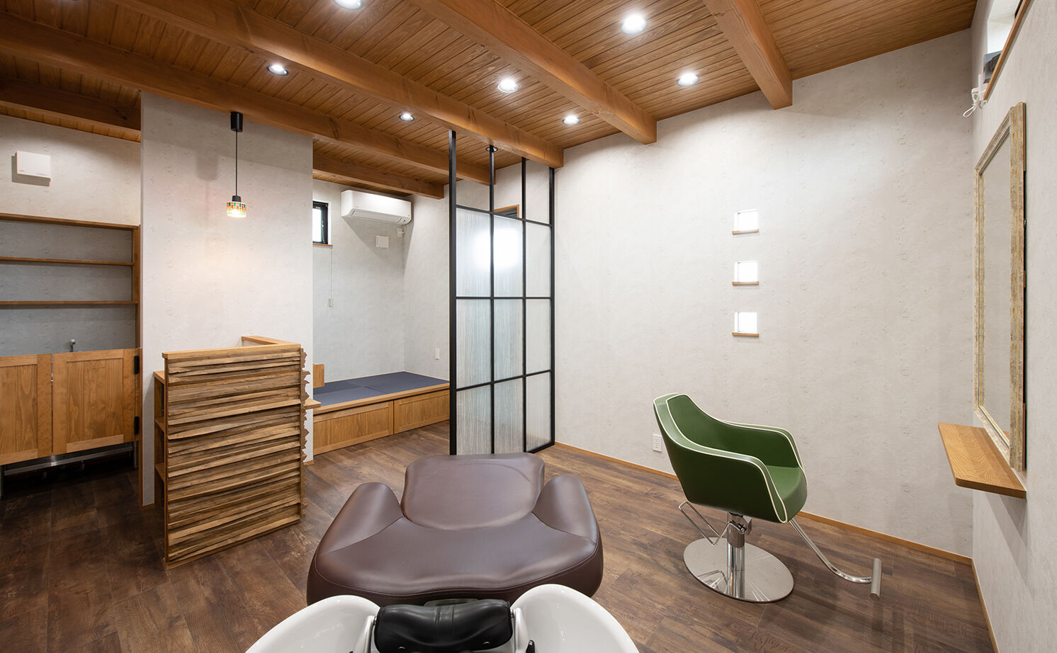 大政建築 【岐阜市｜店舗併用×２階リビング】ヘアサロンもウッディな雰囲気。木の使い方がかっこいい店舗併用住宅の建築実例画像6