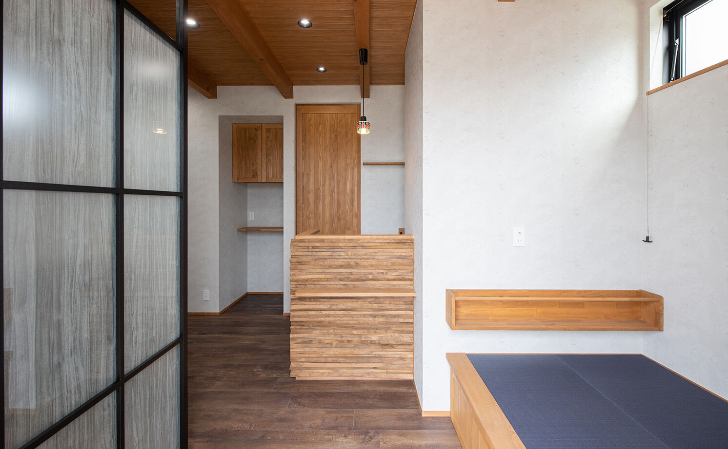 大政建築 【岐阜市｜店舗併用×２階リビング】ヘアサロンもウッディな雰囲気。木の使い方がかっこいい店舗併用住宅の建築実例画像7