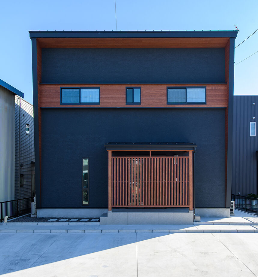 大政建築 【岐阜市｜和モダン】居酒屋風ダイニングでまったり。住宅地の間口の狭い土地でも叶った開放的な暮らしの建築実例画像1