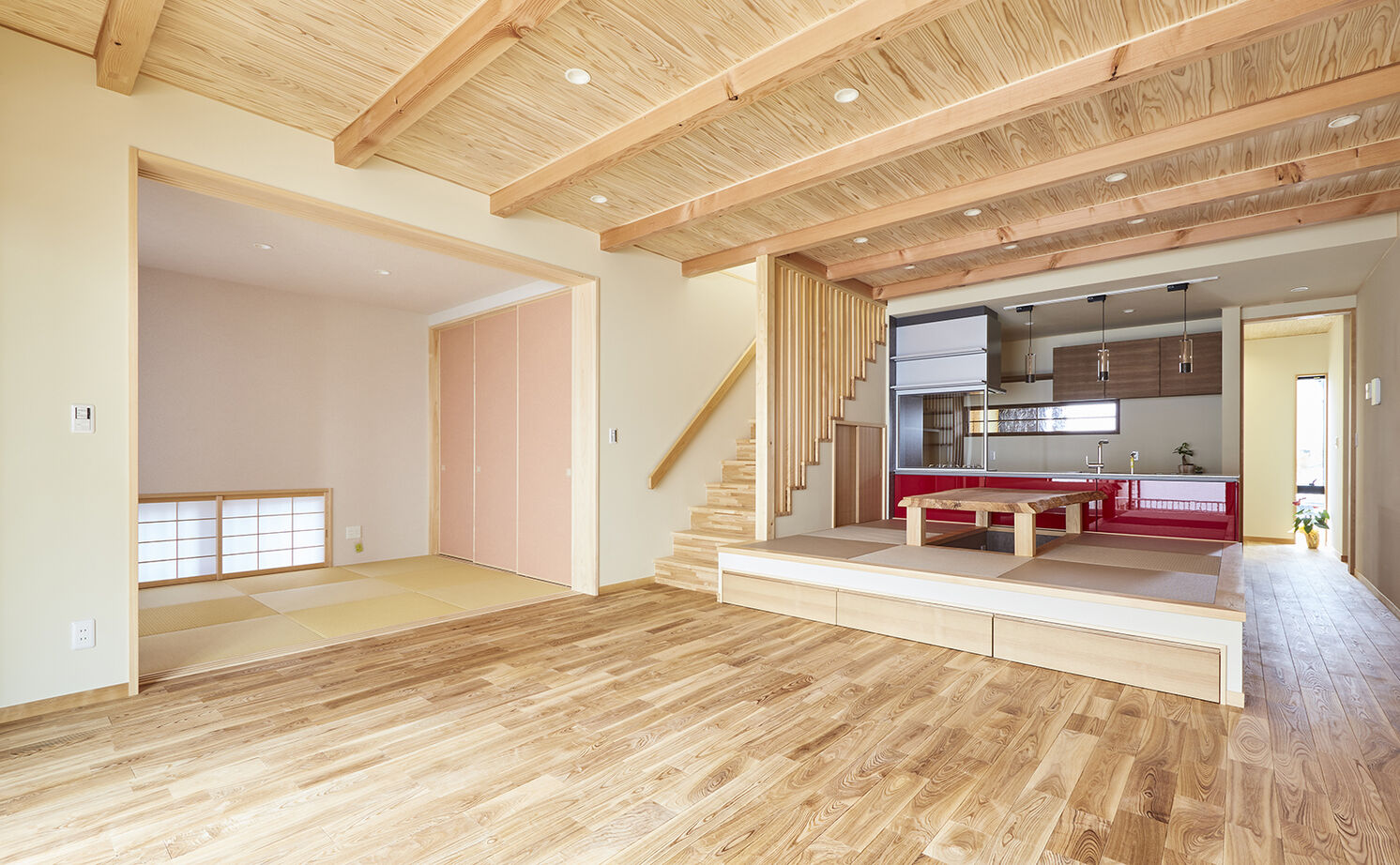 大政建築 【岐阜市｜和モダン】居酒屋風ダイニングでまったり。住宅地の間口の狭い土地でも叶った開放的な暮らしの建築実例画像2