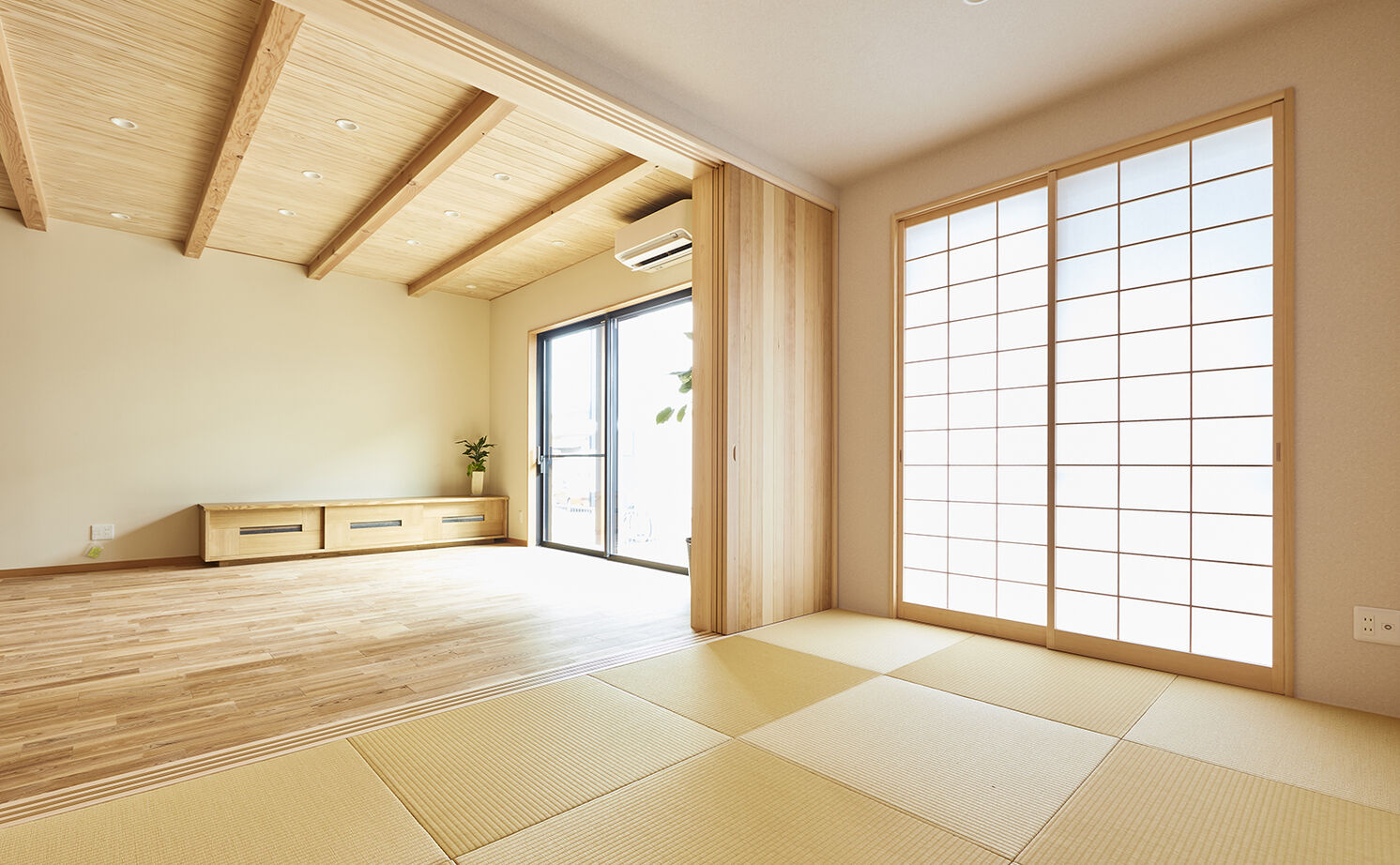 大政建築 【岐阜市｜和モダン】居酒屋風ダイニングでまったり。住宅地の間口の狭い土地でも叶った開放的な暮らしの建築実例画像3