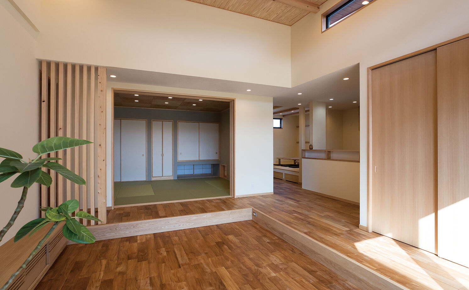 大政建築 【本巣市｜和モダン】ダウンリビングに小上がりのダイニング、こだわり満載の洗練された和モダン空間の建築実例画像2