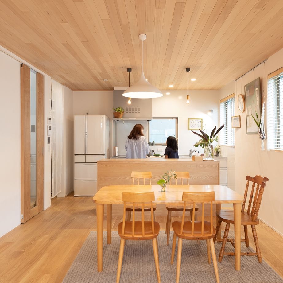 USホーム 大阪市内の約19坪、間口4.6メートルの敷地に無垢いっぱいの3階建ての家。スケルトン階段で視線が伸びやかにの建築実例画像2