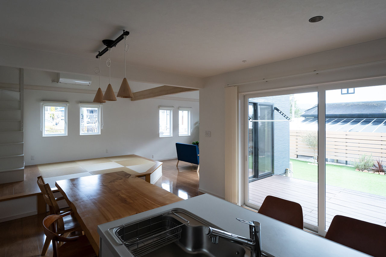 Homie Design（ホーミーデザイン） 【平屋｜ガレージハウス】中庭、インナーガレージ、アイランドキッチン。夢をすべて叶えた「コの字型平屋」の建築実例画像2