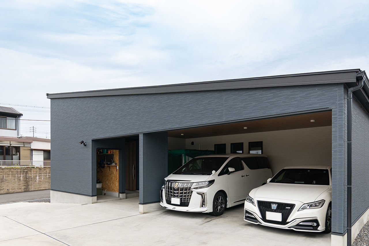 Homie Design（ホーミーデザイン） 【平屋｜ガレージハウス】中庭、インナーガレージ、アイランドキッチン。夢をすべて叶えた「コの字型平屋」の建築実例画像3