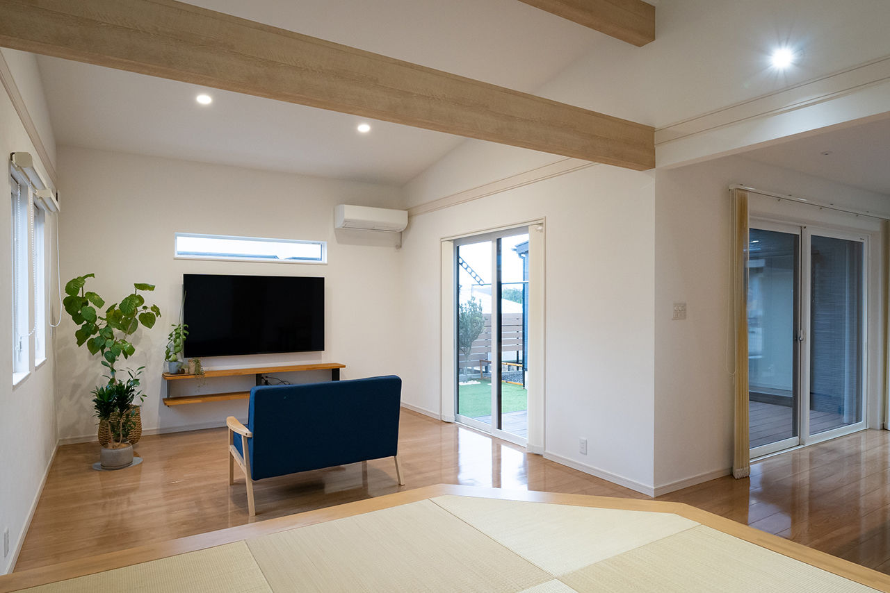 Homie Design（ホーミーデザイン） 【平屋｜ガレージハウス】中庭、インナーガレージ、アイランドキッチン。夢をすべて叶えた「コの字型平屋」の建築実例画像4