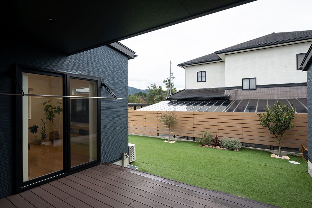 Homie Design（ホーミーデザイン） 【平屋｜ガレージハウス】中庭、インナーガレージ、アイランドキッチン。夢をすべて叶えた「コの字型平屋」の建築実例画像5