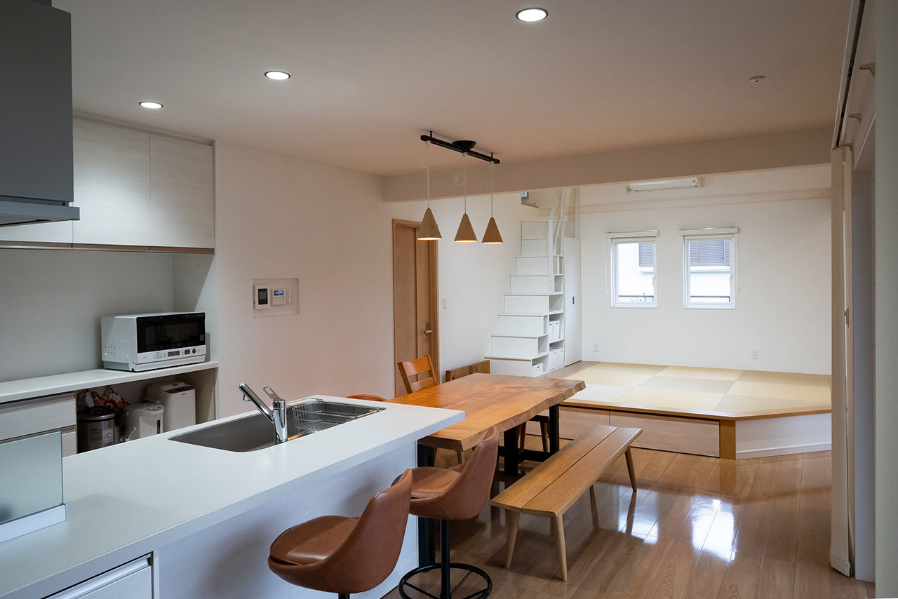 Homie Design（ホーミーデザイン） 【平屋｜ガレージハウス】中庭、インナーガレージ、アイランドキッチン。夢をすべて叶えた「コの字型平屋」の建築実例画像6