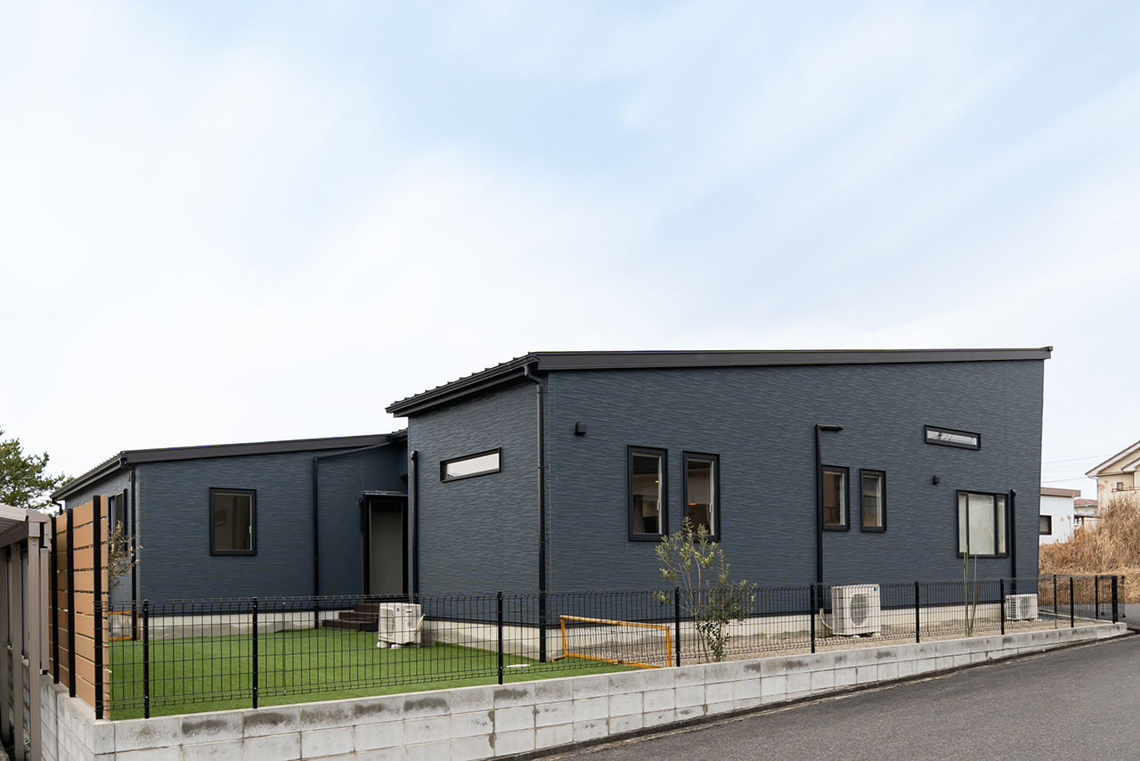 Homie Design（ホーミーデザイン） 【平屋｜ガレージハウス】中庭、インナーガレージ、アイランドキッチン。夢をすべて叶えた「コの字型平屋」の建築実例画像10