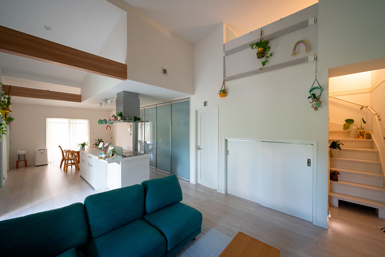 Homie Design（ホーミーデザイン） 【1000万円台｜平屋｜ガレージ｜L字型】勾配天井で開放的！スキップフロアがある1.5階建てのような平屋の建築実例画像2