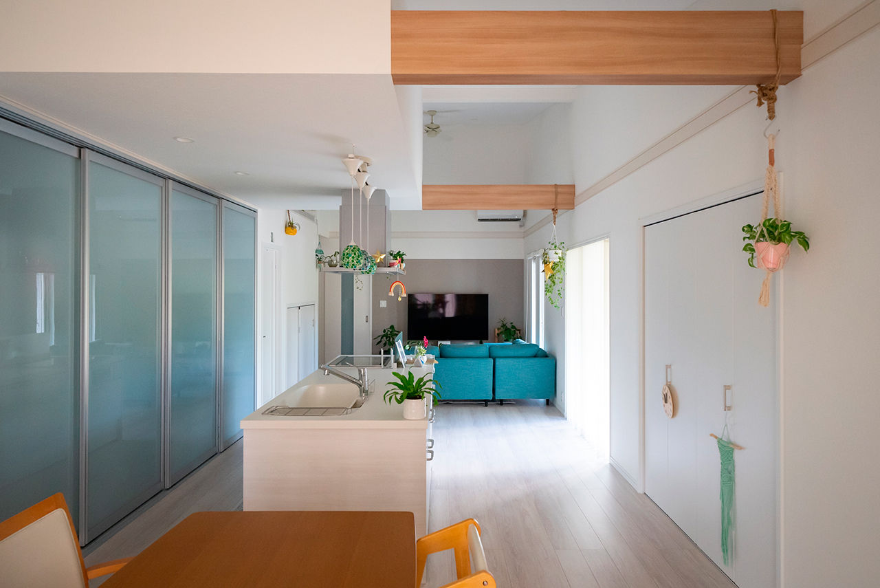 Homie Design（ホーミーデザイン） 【1000万円台｜平屋｜ガレージ｜L字型】勾配天井で開放的！スキップフロアがある1.5階建てのような平屋の建築実例画像4