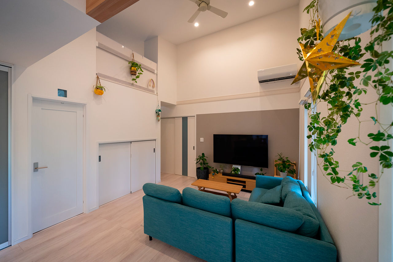 Homie Design（ホーミーデザイン） 【1000万円台｜平屋｜ガレージ｜L字型】勾配天井で開放的！スキップフロアがある1.5階建てのような平屋の建築実例画像6