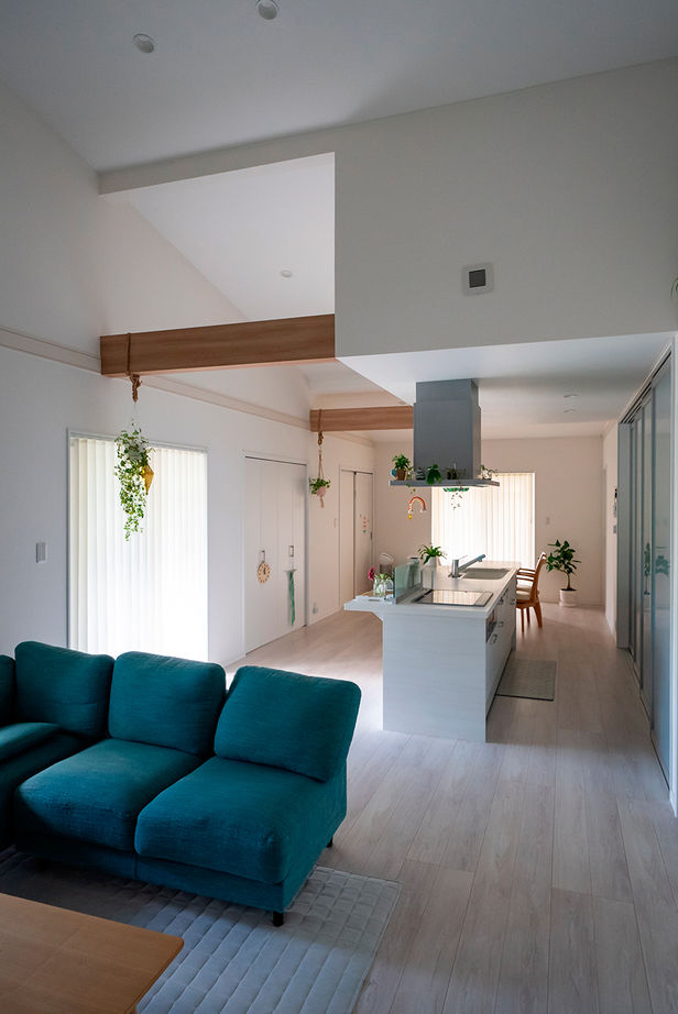 Homie Design（ホーミーデザイン） 【1000万円台｜平屋｜ガレージ｜L字型】勾配天井で開放的！スキップフロアがある1.5階建てのような平屋の建築実例画像8