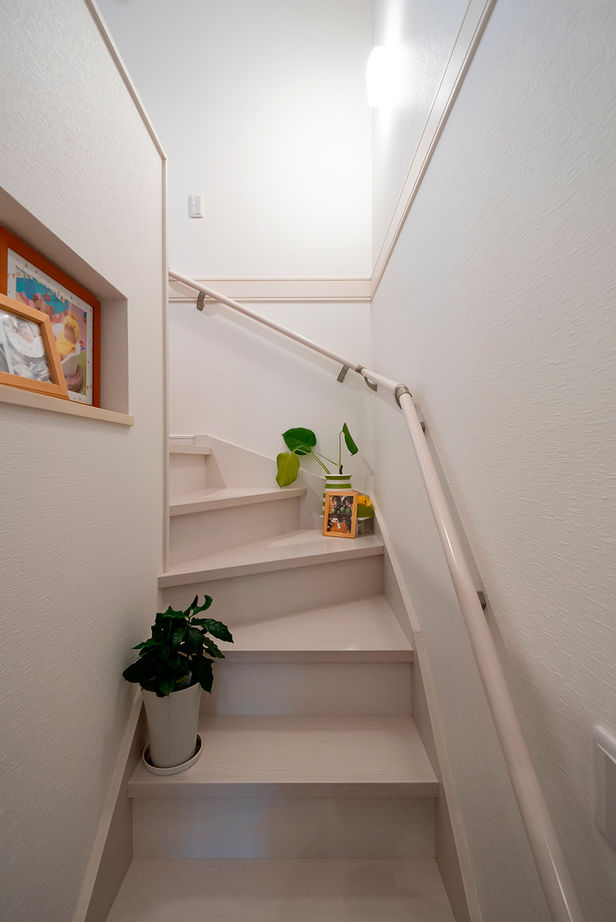 Homie Design（ホーミーデザイン） 【1000万円台｜平屋｜ガレージ｜L字型】勾配天井で開放的！スキップフロアがある1.5階建てのような平屋の建築実例画像9