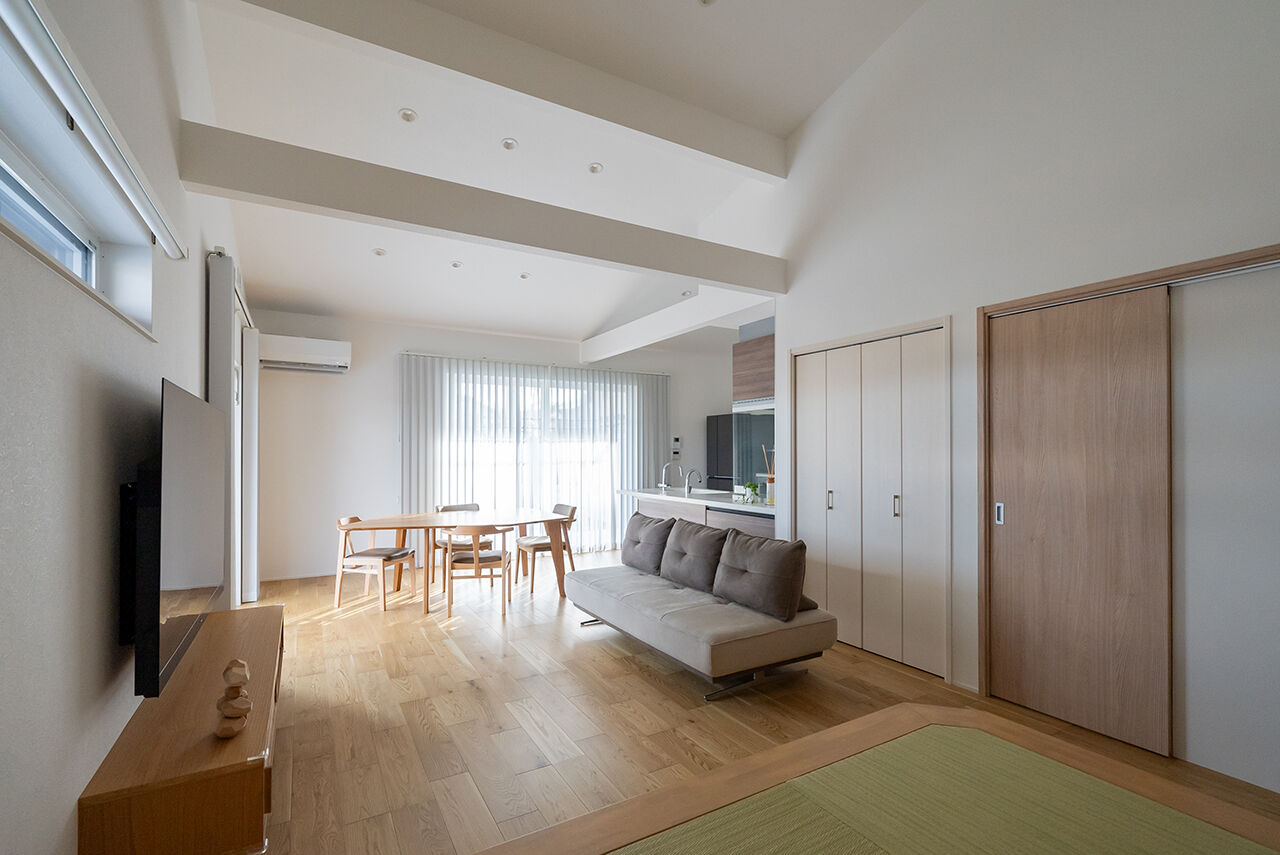 Homie Design（ホーミーデザイン） 【1000万円台｜平屋｜35坪｜間取り図】中2階＆ロフトの「＋空間」でゆったり。ZEH仕様のジャパンディな平屋の建築実例画像2