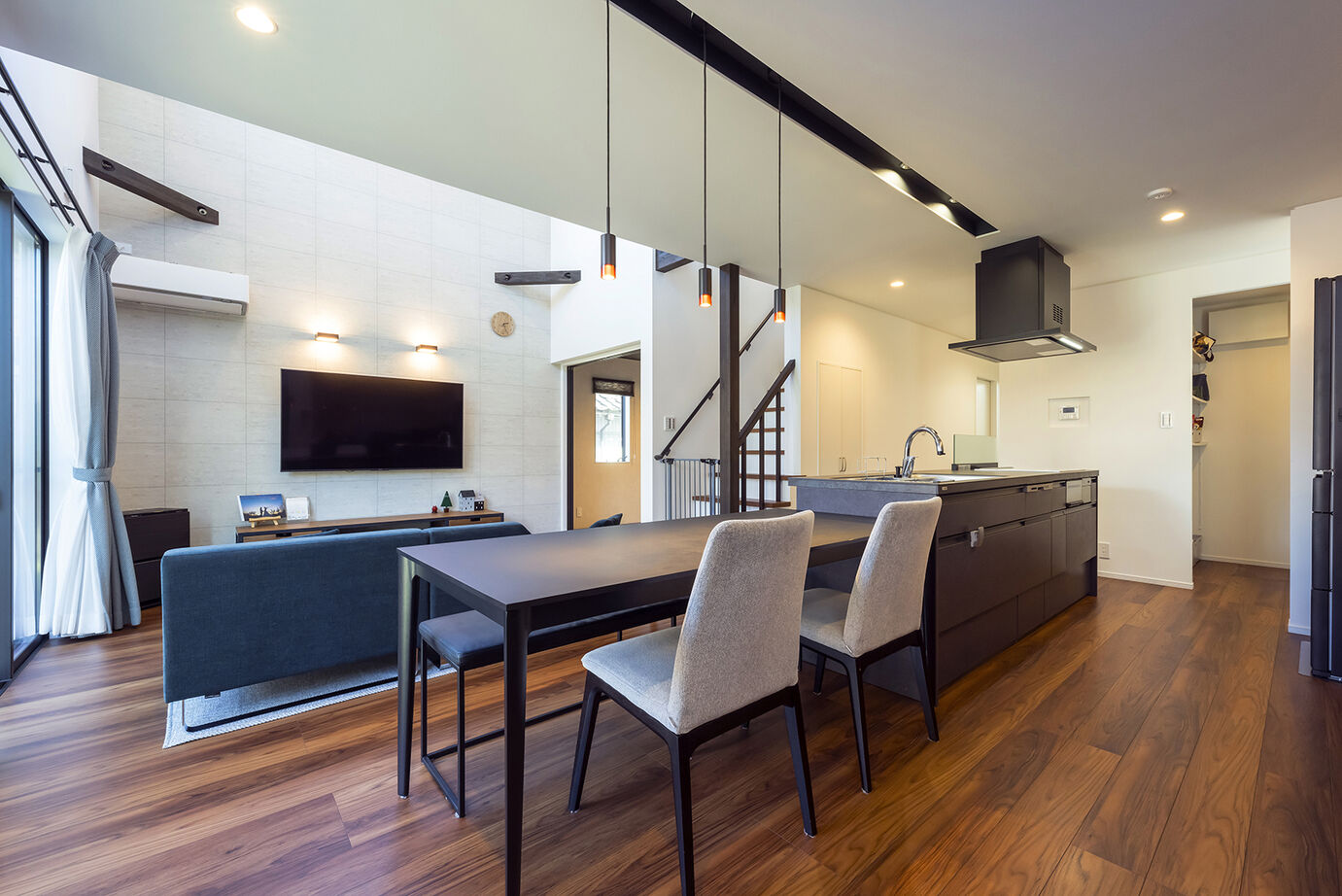 フィアスホーム 【2574万円／サンルーム／アイランドキッチン／間取図有】デザイン＆性能にこだわった「帰りたくなる家」の建築実例画像4