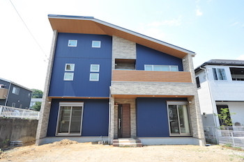 ＩＳＨＩＤＡの家　石田工務店 【2000万円台/40坪/間取り/無垢材/2階建】吹き抜けから光がたっぷり。愛猫と暮らす温もりのある木の家の建築実例画像2