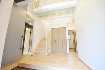 ＩＳＨＩＤＡの家　石田工務店 【2000万円台/40坪/間取り/無垢材/2階建】吹き抜けから光がたっぷり。愛猫と暮らす温もりのある木の家の建築実例画像3