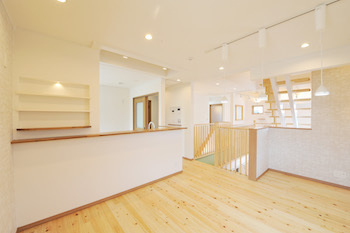 ＩＳＨＩＤＡの家　石田工務店 【2000万円台/40坪/間取り/無垢材/2階建】吹き抜けから光がたっぷり。愛猫と暮らす温もりのある木の家の建築実例画像5