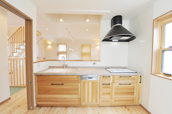 ＩＳＨＩＤＡの家　石田工務店 【2000万円台/40坪/間取り/無垢材/2階建】吹き抜けから光がたっぷり。愛猫と暮らす温もりのある木の家の建築実例画像6