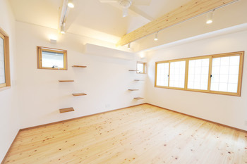 ＩＳＨＩＤＡの家　石田工務店 【2000万円台/40坪/間取り/無垢材/2階建】吹き抜けから光がたっぷり。愛猫と暮らす温もりのある木の家の建築実例画像7