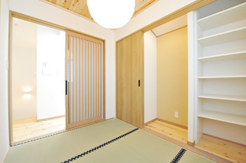 ＩＳＨＩＤＡの家　石田工務店 【2000万円台/40坪/間取り/無垢材/2階建】吹き抜けから光がたっぷり。愛猫と暮らす温もりのある木の家の建築実例画像9