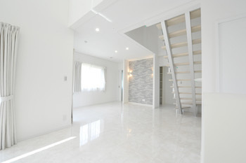 ＩＳＨＩＤＡの家　石田工務店 【30坪/2000万円台/間取図/ヨーロピアン/2階建】白を基調としたデザインでシンプル且つエレガントな住まいの建築実例画像2