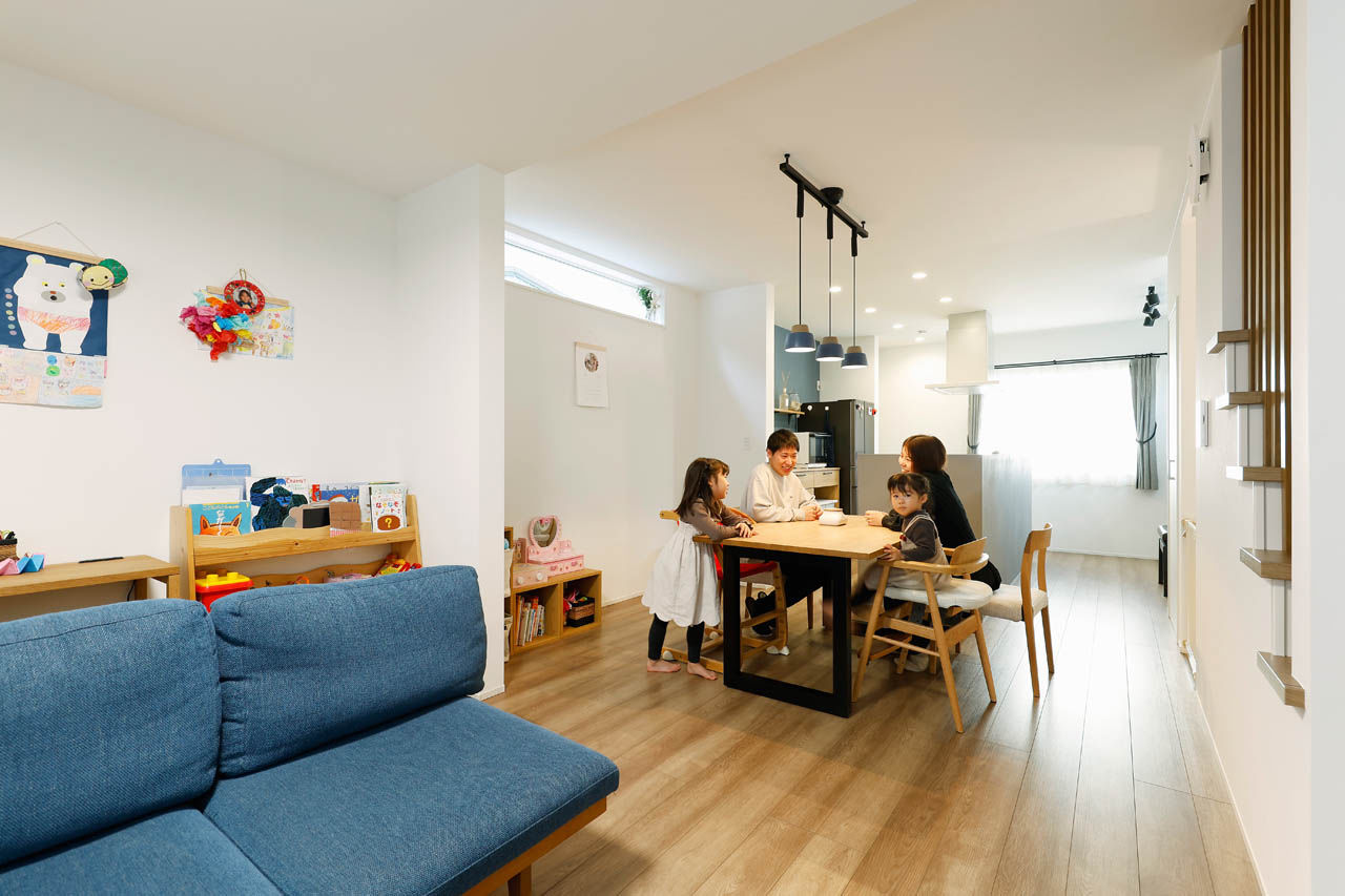 神奈川住空間 【2000万円台/狭小地/ビルトインガレージ】コンパクトな間取りにのびのび暮らす敷地18.2坪に建てた3階建ての建築実例画像2