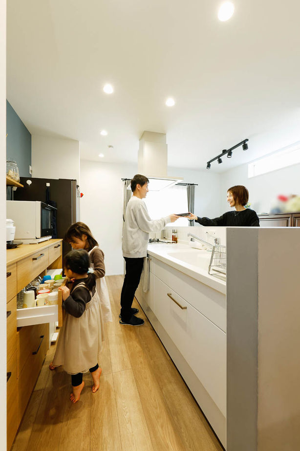 神奈川住空間 【2000万円台/狭小地/ビルトインガレージ】コンパクトな間取りにのびのび暮らす敷地18.2坪に建てた3階建ての建築実例画像4