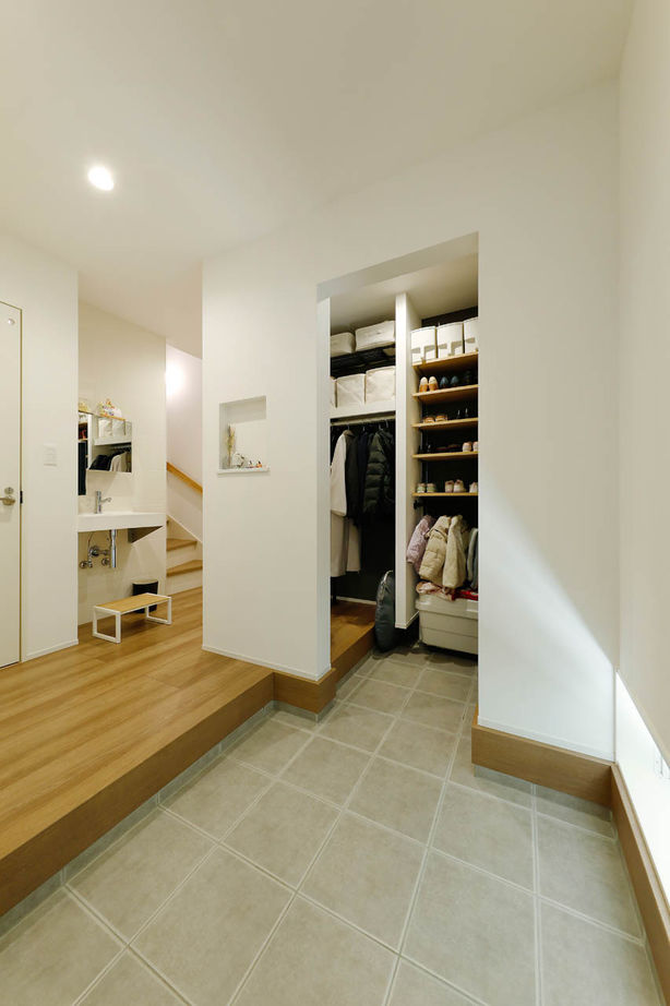 神奈川住空間 【2000万円台/狭小地/ビルトインガレージ】コンパクトな間取りにのびのび暮らす敷地18.2坪に建てた3階建ての建築実例画像6