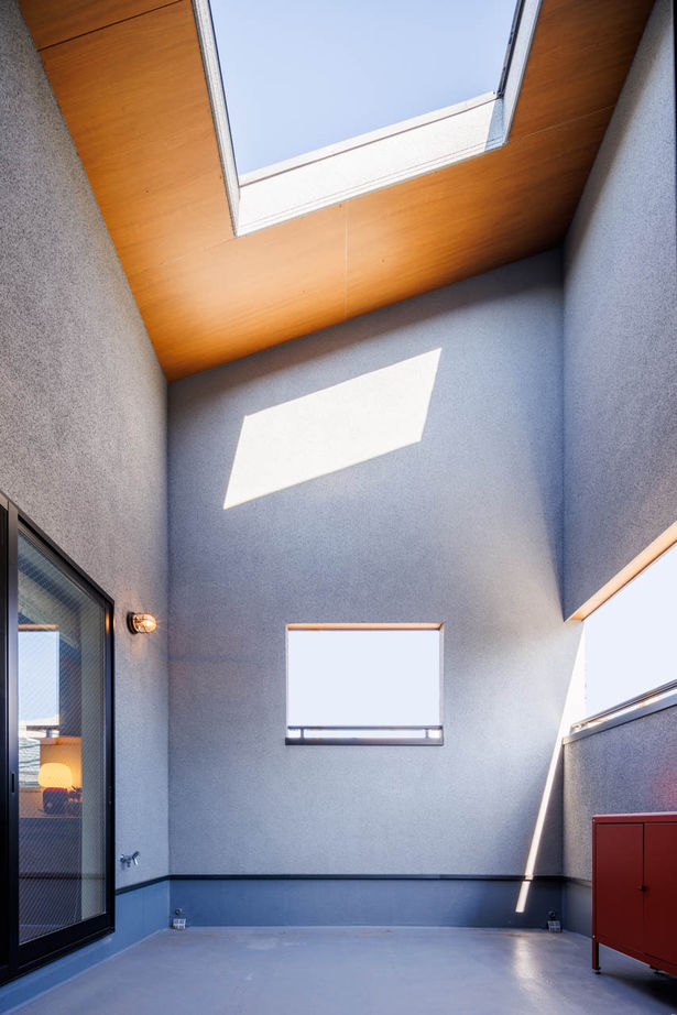 神奈川住空間 【3000万円台/ビルトインガレージ/インナーバルコニー】心地よい陽光と開放感！外に閉じ、内に開く都市の家の建築実例画像3